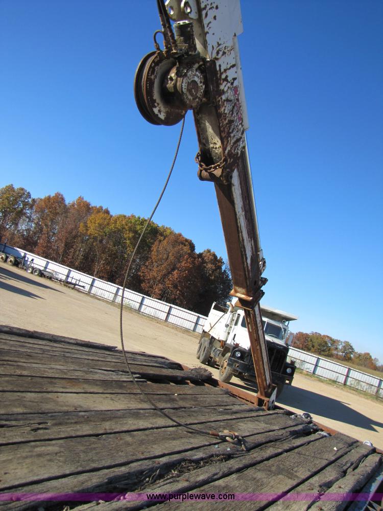 image for item 3570 1990 Ford F700 boom truck