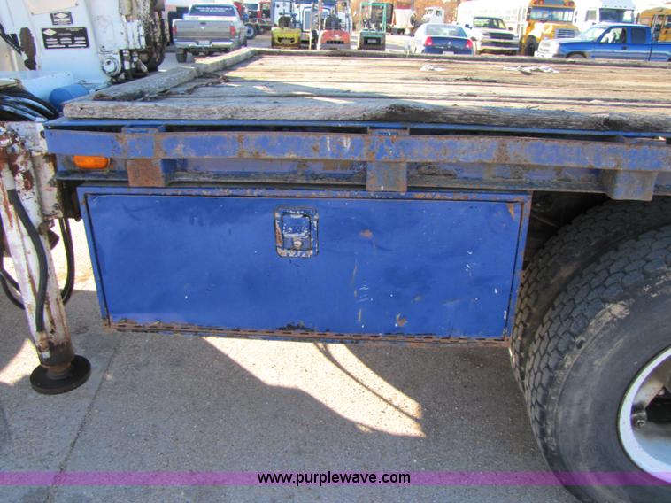 image for item 3570 1990 Ford F700 boom truck