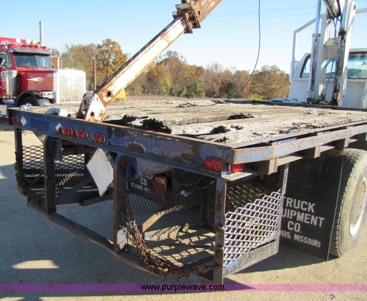 image for item 3570 1990 Ford F700 boom truck