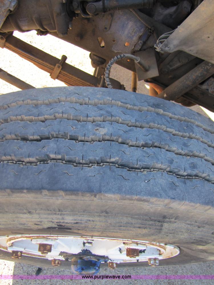 image for item 3570 1990 Ford F700 boom truck