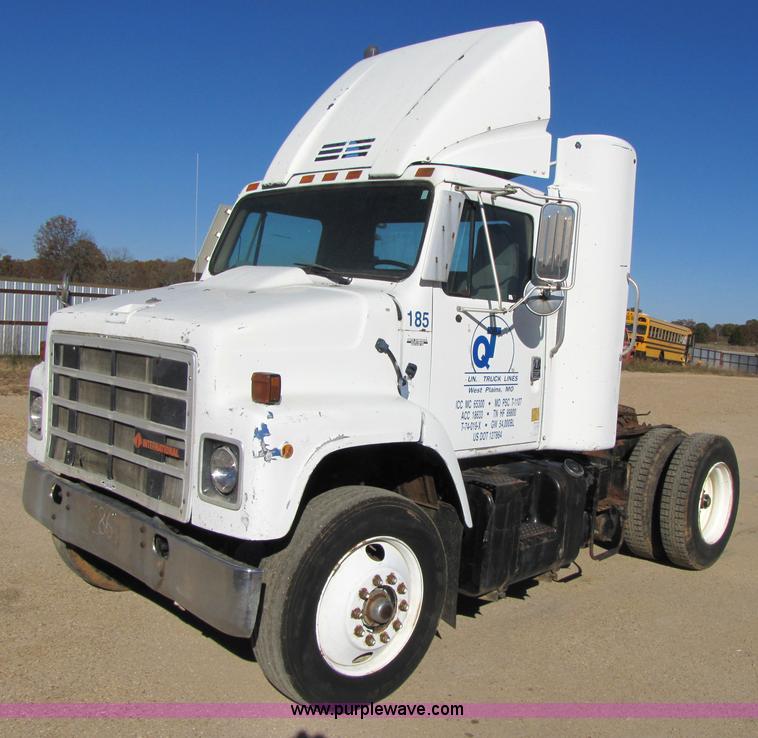 image for item 3571 1986 International 2375 semi truck