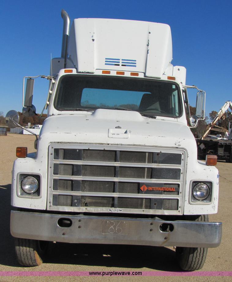 image for item 3571 1986 International 2375 semi truck