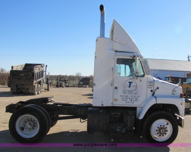 image for item 3571 1986 International 2375 semi truck