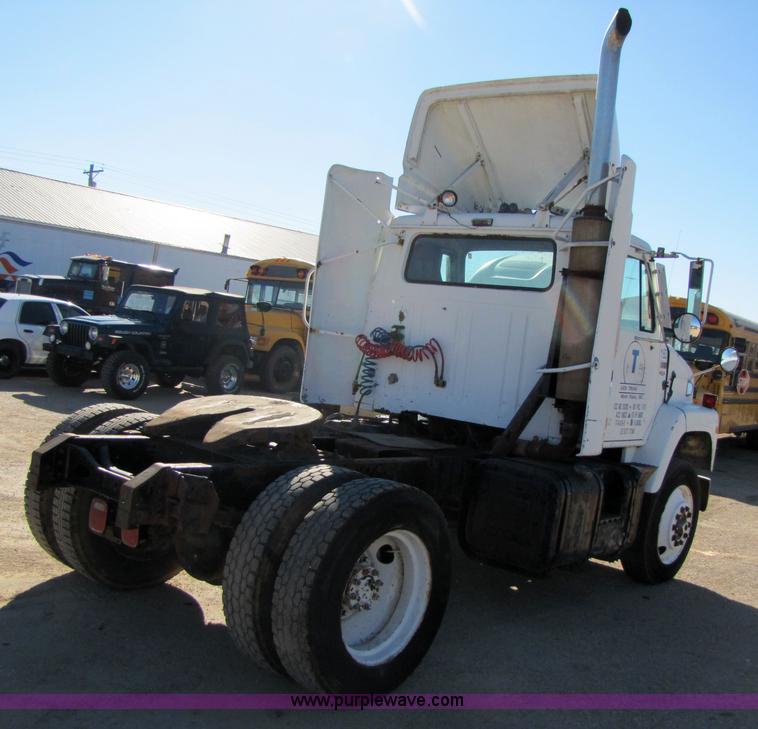 image for item 3571 1986 International 2375 semi truck