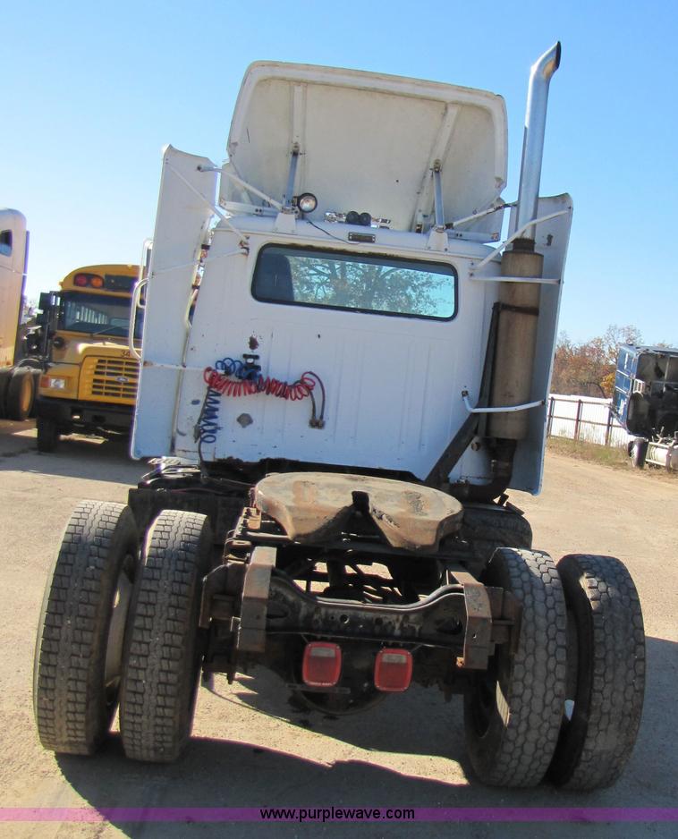 image for item 3571 1986 International 2375 semi truck