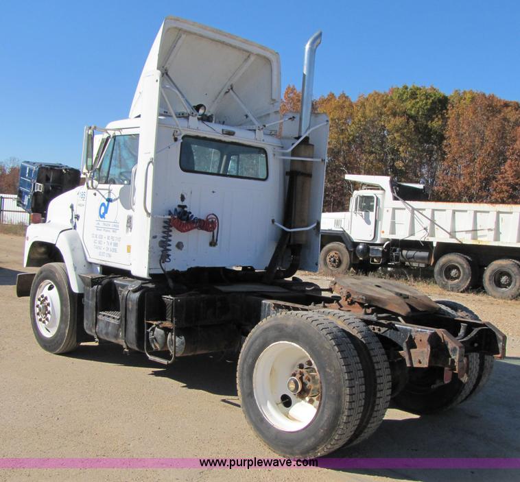 image for item 3571 1986 International 2375 semi truck