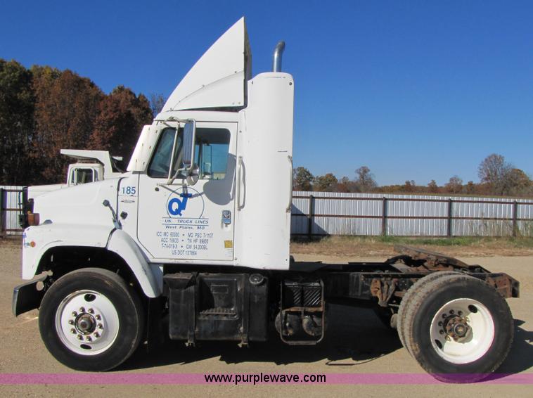 image for item 3571 1986 International 2375 semi truck