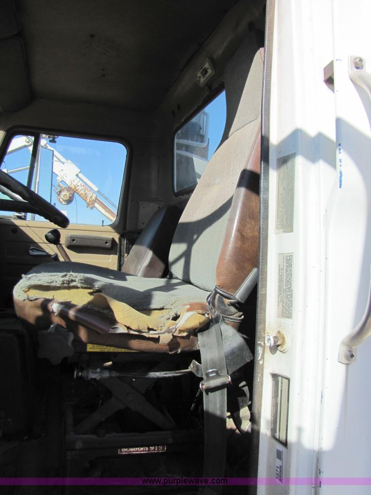 image for item 3571 1986 International 2375 semi truck