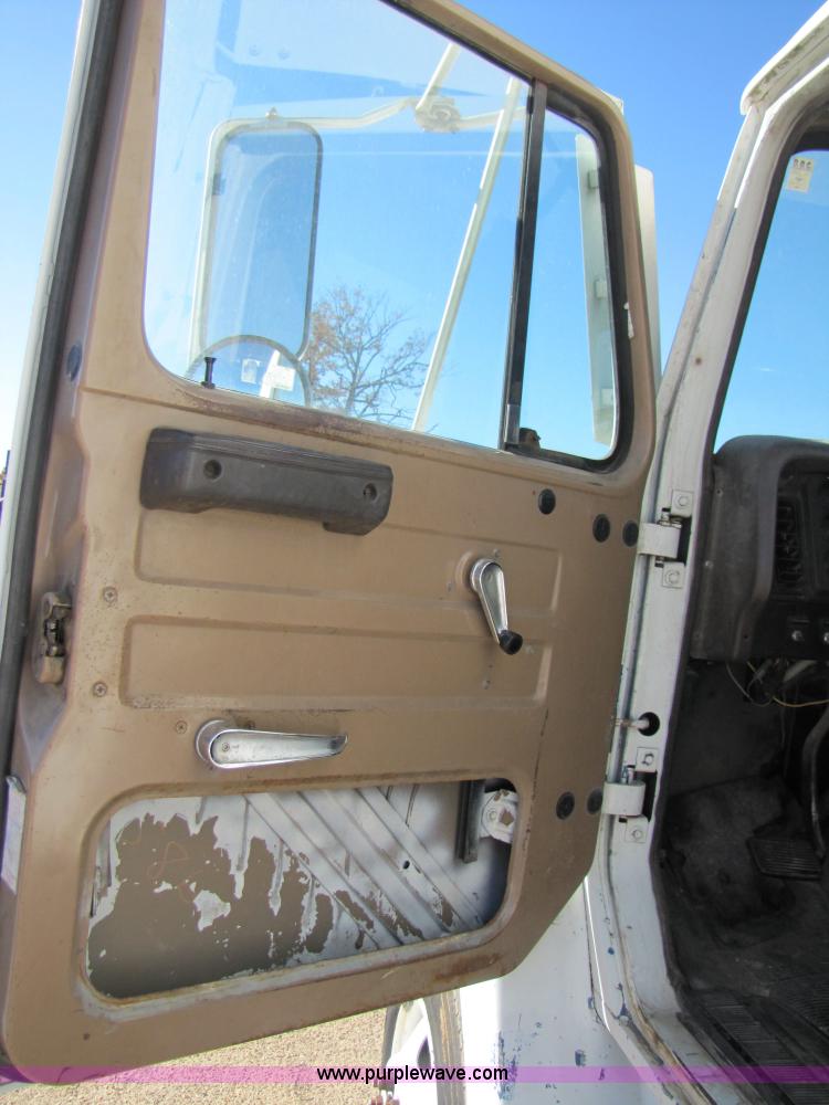 image for item 3571 1986 International 2375 semi truck