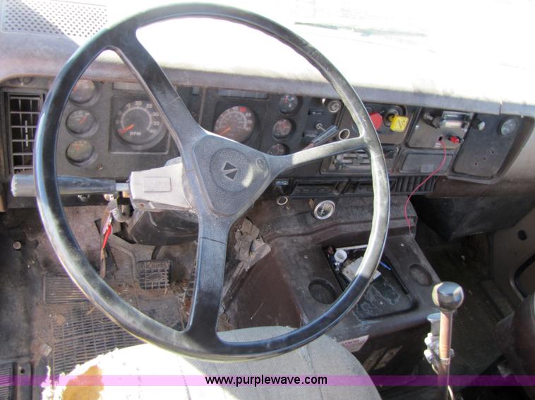 image for item 3571 1986 International 2375 semi truck