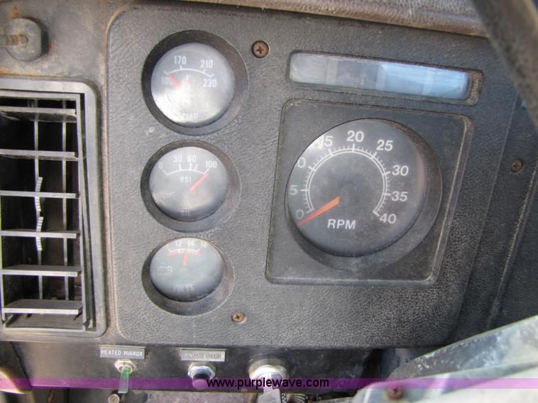 image for item 3571 1986 International 2375 semi truck