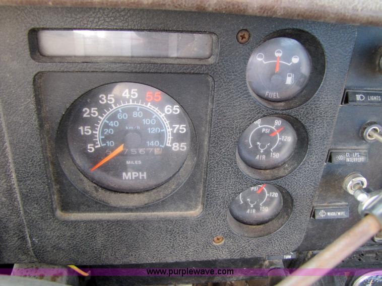 image for item 3571 1986 International 2375 semi truck