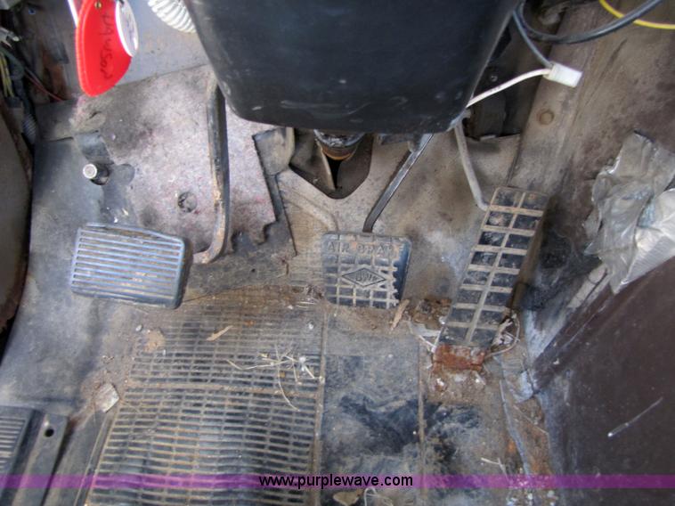 image for item 3571 1986 International 2375 semi truck