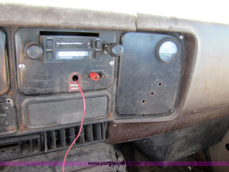 image for item 3571 1986 International 2375 semi truck