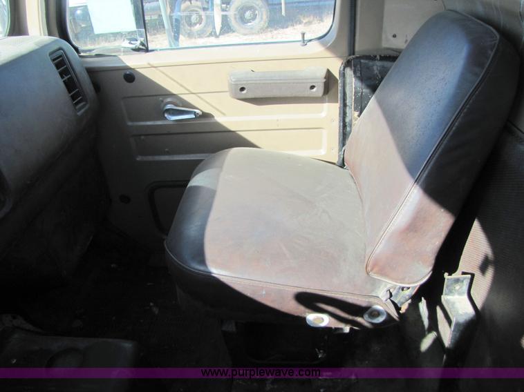 image for item 3571 1986 International 2375 semi truck