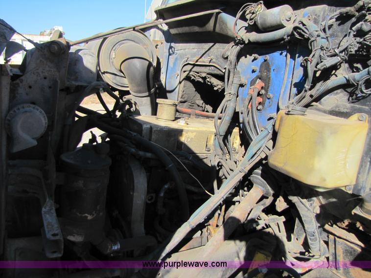 image for item 3571 1986 International 2375 semi truck