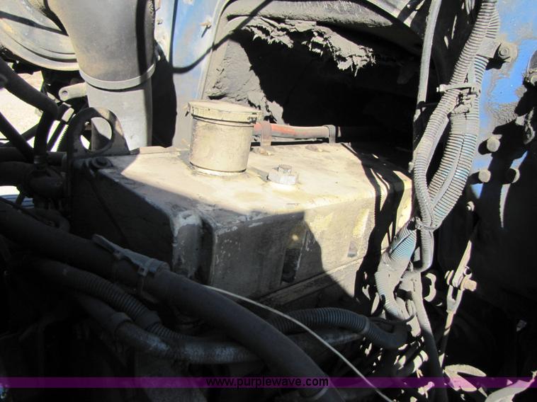 image for item 3571 1986 International 2375 semi truck