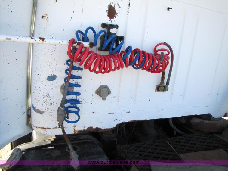 image for item 3571 1986 International 2375 semi truck