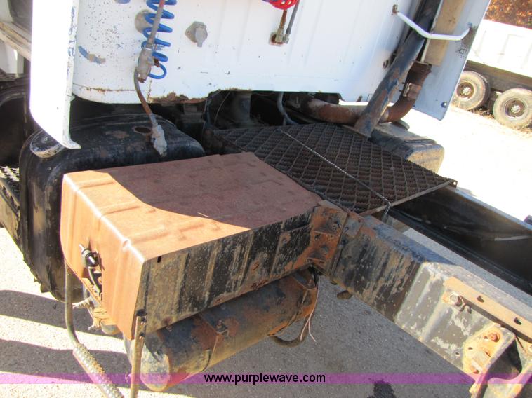 image for item 3571 1986 International 2375 semi truck