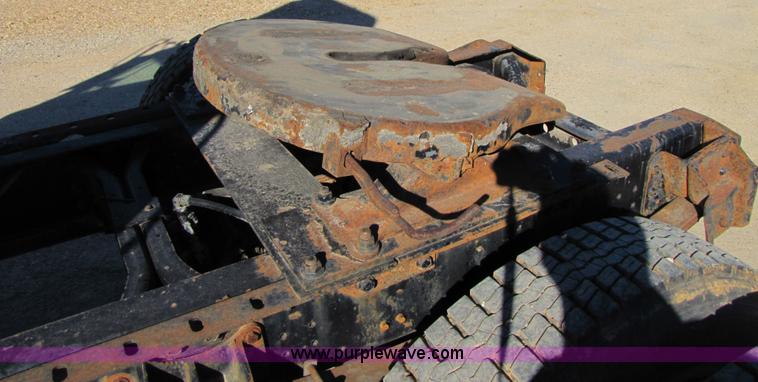 image for item 3571 1986 International 2375 semi truck