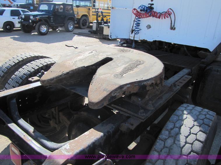 image for item 3571 1986 International 2375 semi truck