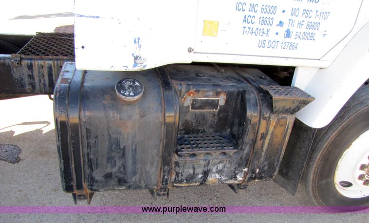 image for item 3571 1986 International 2375 semi truck