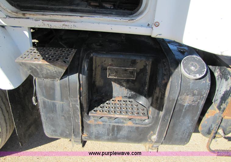 image for item 3571 1986 International 2375 semi truck