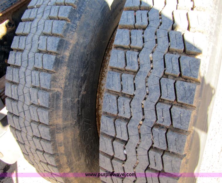 image for item 3571 1986 International 2375 semi truck