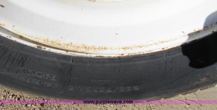 image for item 3571 1986 International 2375 semi truck