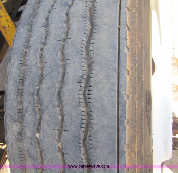 image for item 3571 1986 International 2375 semi truck