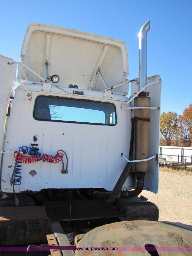 image for item 3571 1986 International 2375 semi truck