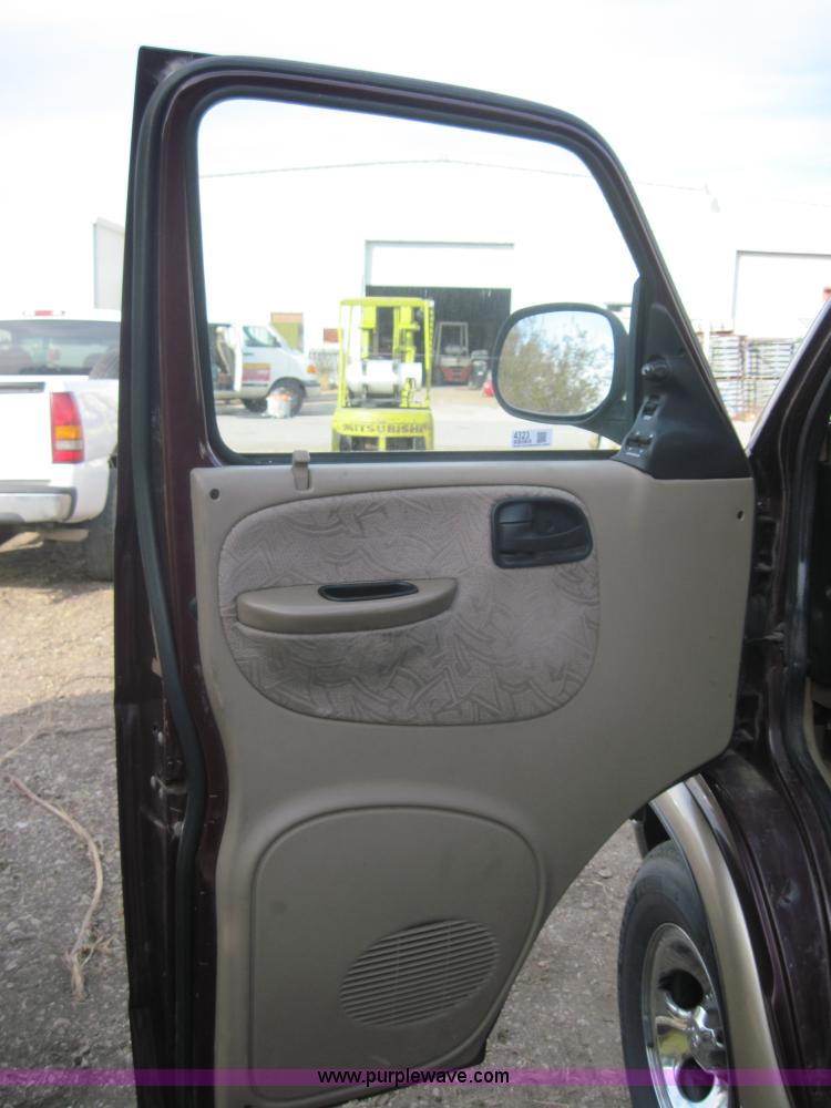 image for item 4323 2001 Dodge Ram Van B1500