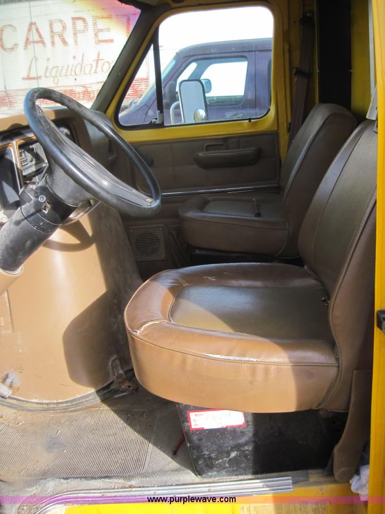 image for item 4324 1990 Ford Econoline E350