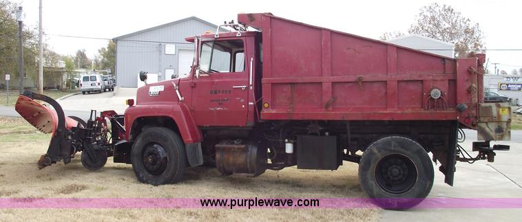 image for item 5557 1989 Ford LN8000 dump truck