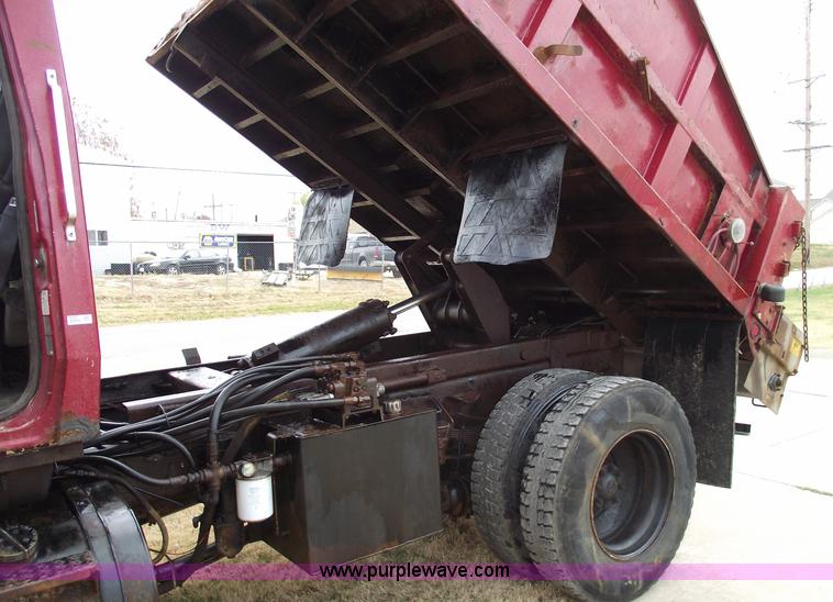 image for item 5557 1989 Ford LN8000 dump truck