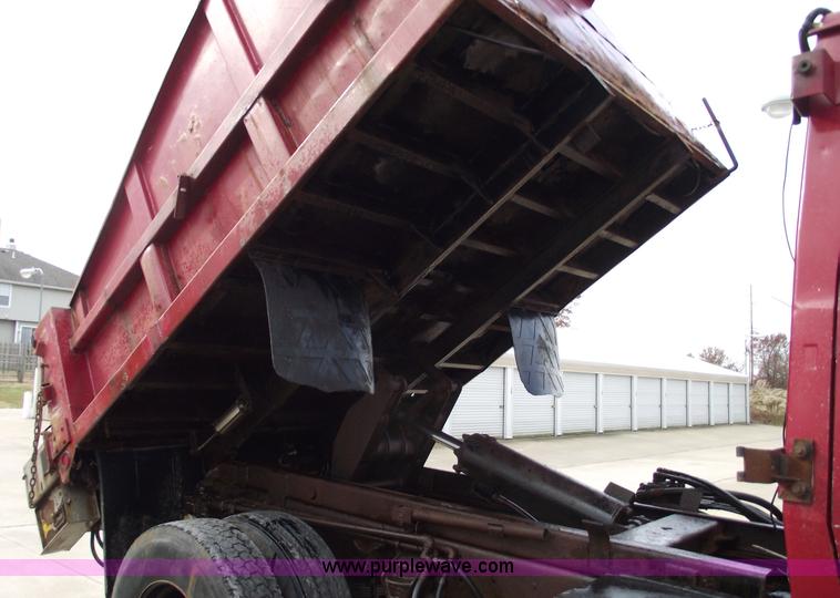 image for item 5557 1989 Ford LN8000 dump truck
