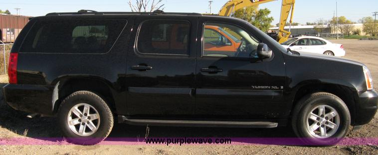 image for item 8054 2007 GMC Yukon XL K1500 SLT
