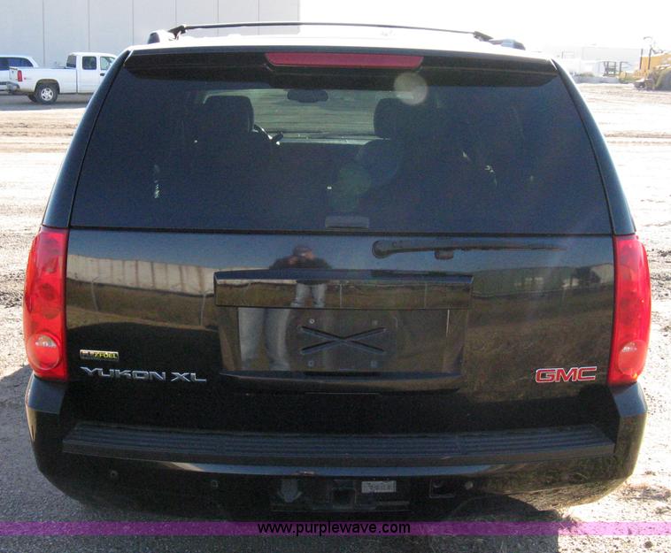 image for item 8054 2007 GMC Yukon XL K1500 SLT