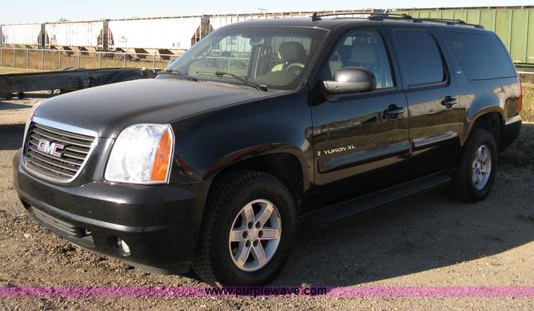 image for item 8054 2007 GMC Yukon XL K1500 SLT