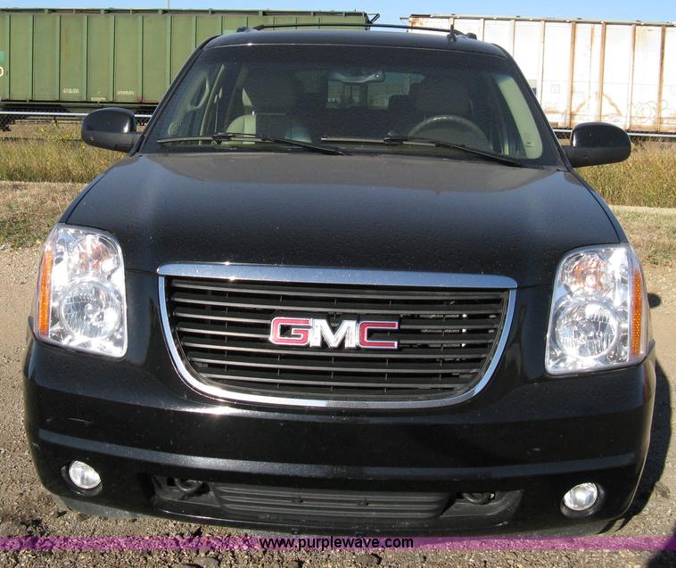 image for item 8054 2007 GMC Yukon XL K1500 SLT