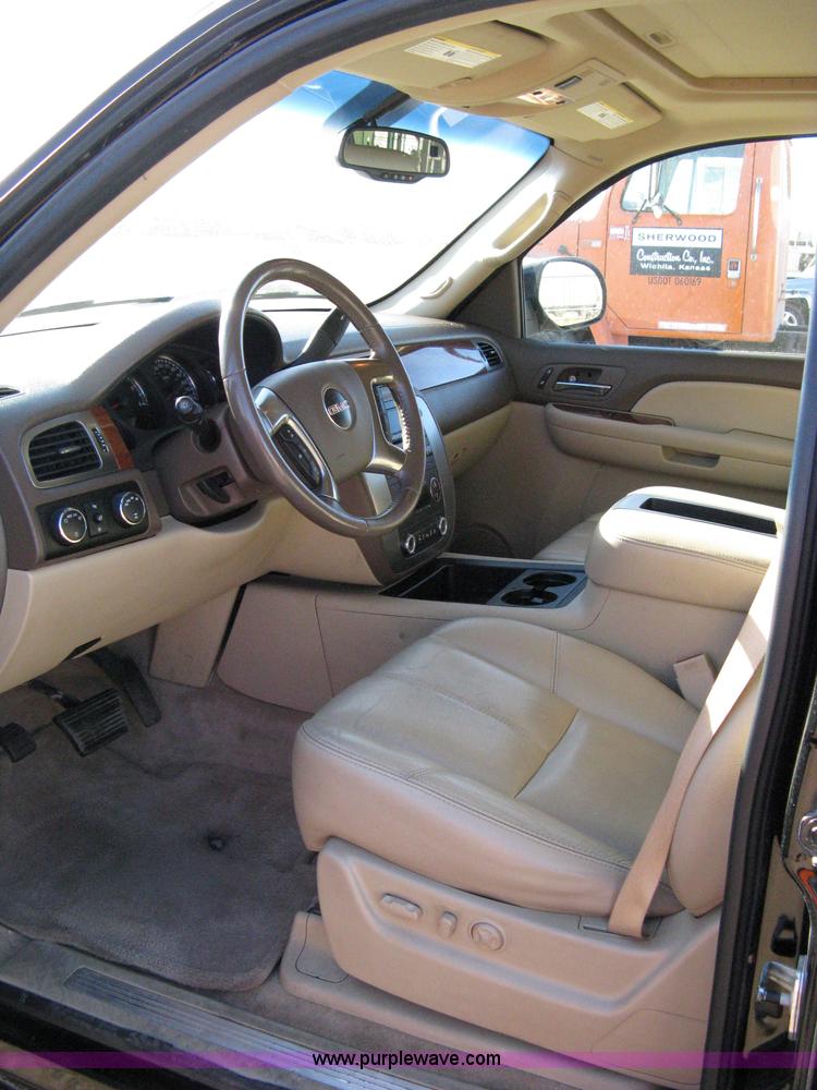 image for item 8054 2007 GMC Yukon XL K1500 SLT