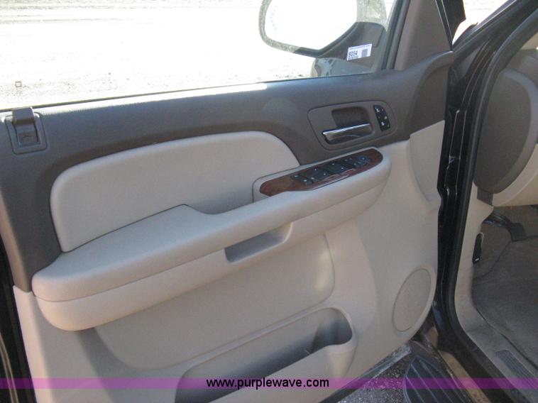 image for item 8054 2007 GMC Yukon XL K1500 SLT