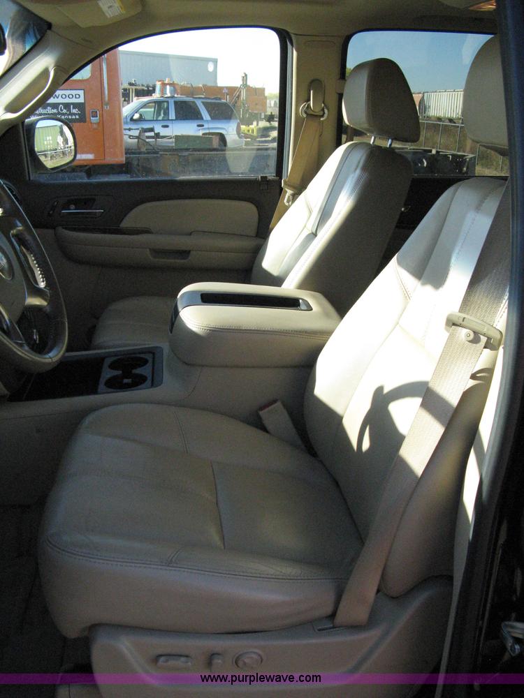 image for item 8054 2007 GMC Yukon XL K1500 SLT