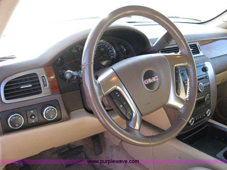 image for item 8054 2007 GMC Yukon XL K1500 SLT