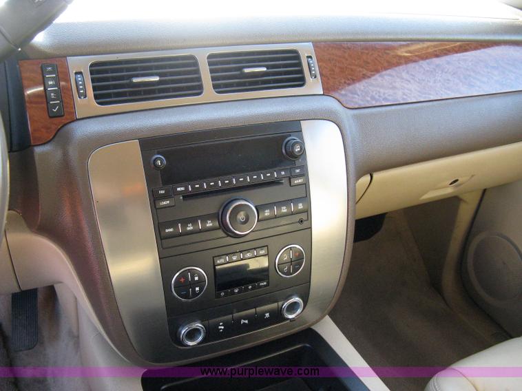 image for item 8054 2007 GMC Yukon XL K1500 SLT