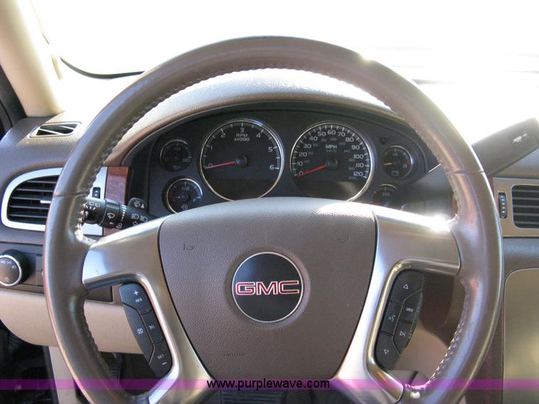 image for item 8054 2007 GMC Yukon XL K1500 SLT