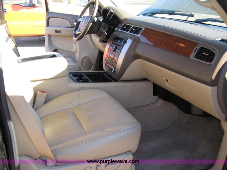 image for item 8054 2007 GMC Yukon XL K1500 SLT