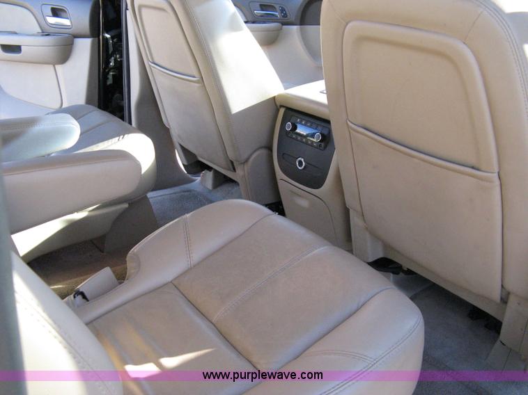 image for item 8054 2007 GMC Yukon XL K1500 SLT