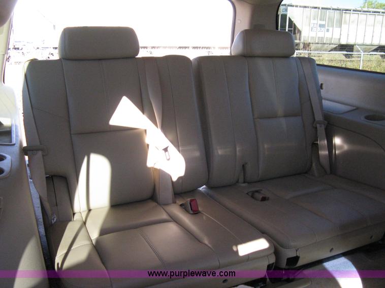 image for item 8054 2007 GMC Yukon XL K1500 SLT