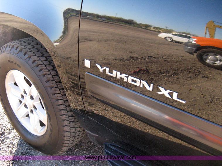 image for item 8054 2007 GMC Yukon XL K1500 SLT